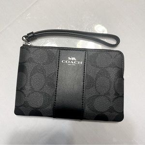 Corner Zip Wristlet
